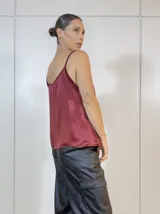 Musculosa de breteles finos color bordó, de satén con encaje en el escote.
