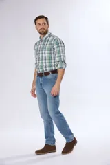 Pantalón de jean clásico de pierna recta y tiro medio, color azul.