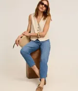 Pantalón mom comfort de cintura alta confeccionado en jeans color celeste, con trabillas en la cintura, cierre tradicional y bolsillos.