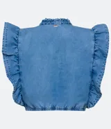 Camisa cropped de jeans celeste, sin mangas, con cuello alto, cierre frontal con botones, volantes en cuello y laterales, y elástico en la cintura.