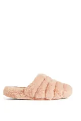 Pantuflas tipo slides forradas en piel sintética color blanco o negro, con base de goma.
