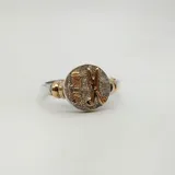 Anillo de plata 925 con apliques de oro 9k. Diseño con motivos de costura: tijeras, dedal y botones.