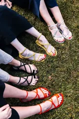 Sandalias planas color naranja de tiras finas, con suela plana y puntera descubierta.