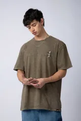 Remera color verde oliva con cuello redondo y mangas cortas, con un pequeño estampado en el pecho.