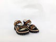 Sandalias de cuero con diseño de animal print en tonos marrón y negro, con suela de plataforma.