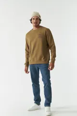 Buzo marrón de felpa con cuello redondo, puños y cintura acanalados. Estampa pequeña en el frente y grande en la espalda con diseño floral y texto.