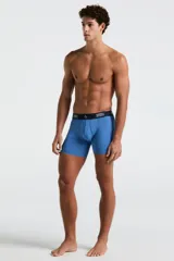 Boxer azul con cintura elástica negra con logo de la marca Penguin.