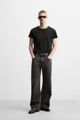 Pantalón de jean celeste con efecto lavado, corte flare fit y caída baggy desde la rodilla hasta el tobillo. Tiene cinco bolsillos y cierre frontal con botones.