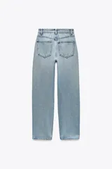 Pantalón de jean celeste de tiro alto, corte recto, con cinco bolsillos y cierre frontal con cremallera y botón metálico.