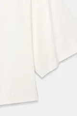 Sudadera blanca de corte holgado, cuello redondo y manga tipo capa.