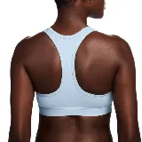 Top deportivo Nike Swoosh color celeste con logo blanco en el frente.