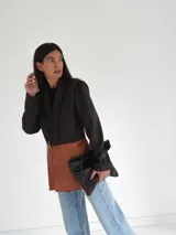 Blazer azul marino corto de lana con cuello solapa y mangas abullonadas.