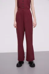 Pantalón de vestir color bordó, de corte recto y tiro medio.
