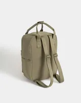 Mochila negra de tela deportiva con correas regulables, manijas superiores con broche, acceso con cierre superior y puller de cuerina, bolsillo frontal con cierre y puller de cuerina, y tag de goma.