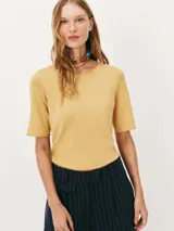 Blusa azul marino de tejido de punto, con cuello redondo y mangas cortas.