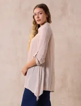 Camisa larga de rayón marca Robert Louis, color beige. Tiene cuello con solapa, abertura central con botones y mangas regulables con presilla y botón. Los laterales tienen tajo.