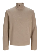 Sweater de punto color beige con cuello alto y cierre de cremallera metálica.