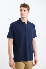 Chomba de piqué azul marino con cuello clásico y tapeta de dos botones.
