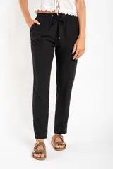 Pantalón negro de viscosa y modal, de corte recto y tiro medio, con cintura elástica y cordón ajustable.