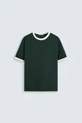 Camiseta azul marino de corte regular, cuello redondo y manga corta con ribete blanco en cuello y mangas.