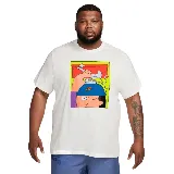 Remera blanca de algodón con estampa de un hombre con gorro Nike al que le están colocando una zapatilla Nike en la cabeza.