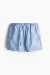 Short celeste con rayas verticales blancas y azules, cintura elástica con cordón ajustable y bolsillos laterales.
