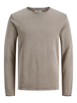 Sweater de punto color gris topo, de manga larga y cuello redondo.