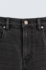 Pantalón de jean azul oscuro, corte skinny, largo cropped y efecto lavado.
