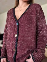 Saco tejido color borgoña con lurex y terminaciones hechas a mano con crochet en lana Merino. Presenta botones dorados y talle único.