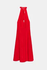 Vestido midi celeste con cuello halter y escote pico. Cierre en espalda con lazada.