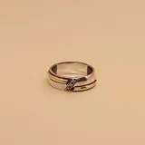 Anillo ancho de plata con detalles en oro y circonias.