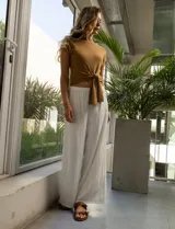 Pantalón largo blanco de broderie con pretina elastizada y forro interno a tono.