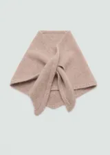 Pañuelo triangular color rosa claro, tejido en mezcla de lana y cashmere.