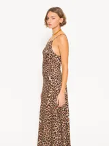 Vestido largo de algodón con estampado animal print y flores. Tiene breteles finos, espalda cavada, quillas en los laterales y se anuda en la espalda.