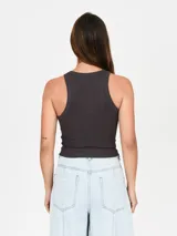 Musculosa negra ajustada al cuerpo, con cuello redondo y diseño de tirantes anchos tipo halter.