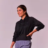 Hoodie deportivo negro con capucha y cordones ajustables, confeccionado en tejido de red con sutil estampado camuflado.