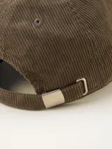 Gorra de béisbol azul de pana con visera curva y orificios de ventilación bordados.