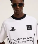 Remera blanca de algodón con cuello redondo y manga corta. Estampado frontal con logo de Playstation y la frase "Play Has No Limits".