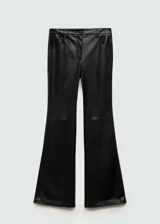 Pantalón negro de efecto piel, tiro medio, corte flare y cinco bolsillos.
