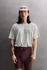 Camiseta de entrenamiento regular fit de Zara Athleticz, confeccionada en tejido técnico ligero y elástico con tecnología Quick Dry nivel 2. Presenta un estampado tipo tie-dye en tonos grises y blancos, cuello redondo, manga corta, costuras planas y termofijadas, y logo estampado en el bajo.