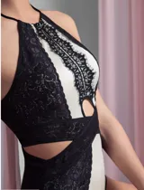 Body en lycra blanco y negro con detalles de encaje, diseño de corte alto y broche en enterpierna.