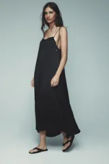 Vestido midi color ladrillo, de breteles finos regulables y escote redondo.