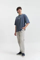 Remera verde agua de corte boxy, con cuello redondo y logo bordado en el pecho.