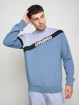 Buzo Umbro a la base con cortes y cambios de color: rojo, gris y negro. Logotipo Umbro estampado en el pecho.