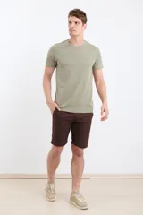 Remera manga corta color verde con logo pequeño en el pecho.