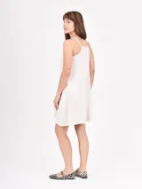 Vestido corto negro con breteles finos y corte evasé.