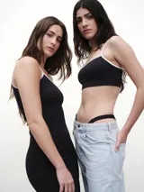 Top de bikini marrón acanalado con tirantes finos color naranja y ribete blanco en el escote.