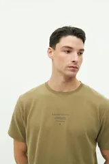 Remera blanca de manga corta con logo estampado en el pecho.