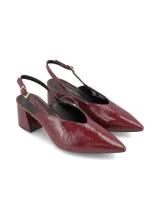 Zapato stileto negro charol con punta fina, taco bloque con estampado carey y tira trasera con hebilla dorada.