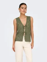 Chaleco de punto color verde oliva con escote en V y lazo delantero. Diseño estructurado y calce ajustado.